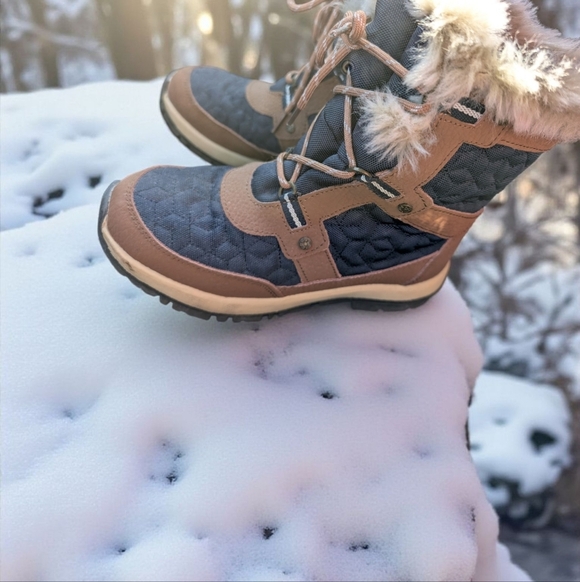 BearPaw Women's Boots with Cream Faux Fur Size 7 (EUC) - Picture 6 of 14